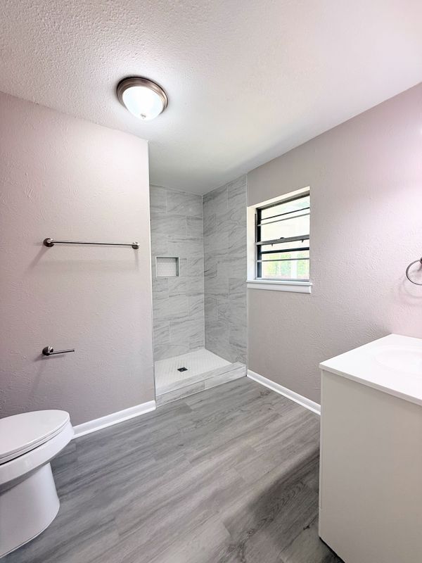 Building Photo - 1228 Oak Dr