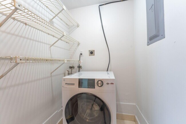 Building Photo - 2025 Brickell Ave