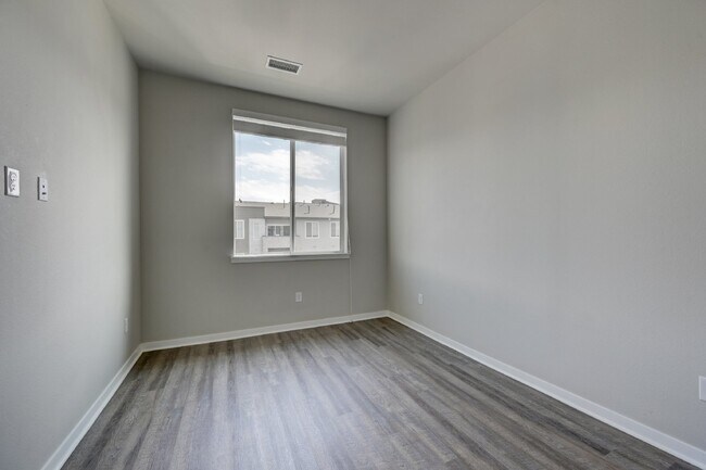 Building Photo - $2,000- 2 Bed, 2 Bath Condo in Littleton with AC and In Unit Laundry!
