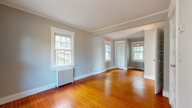 Building Photo - Spacious One Bedroom Cottage in Greenwich