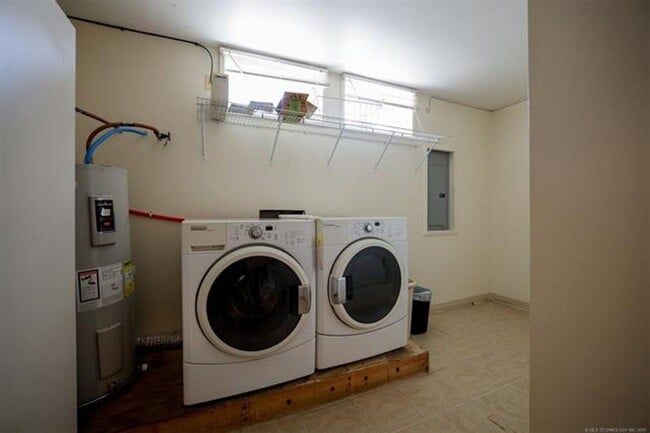 Building Photo - Charming 1920s Midtown bungalow with lots of space and character