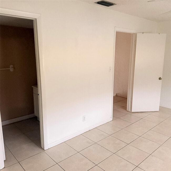 Building Photo - 6518 SW 41st St