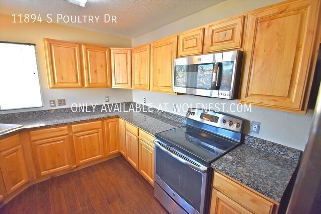 Building Photo - Beautiful 3 Bed Draper Top Floor Unit! No ...