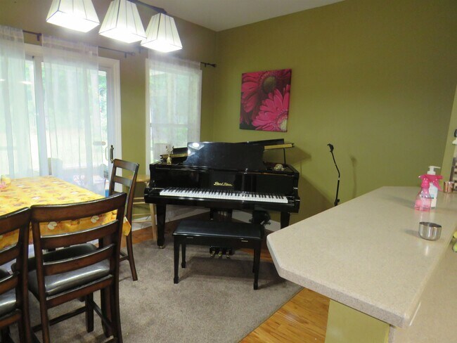 Building Photo - 8113 Glenmore Dr