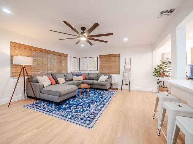 Building Photo - 418 N Palmway