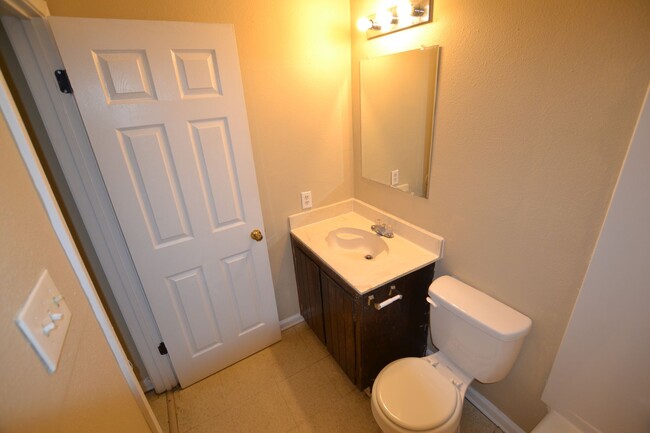 Building Photo - 2 bedroom, 2 bath apartments in Sherwood F...