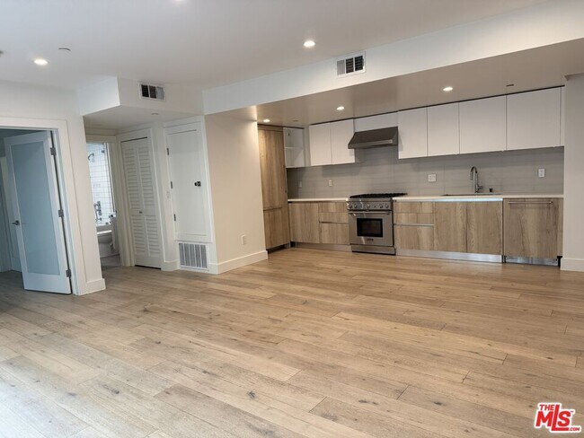 Building Photo - 8210 Fountain Ave