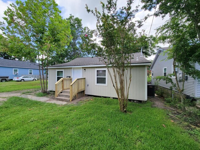Building Photo - BEAUTIFUL REMODELED 3 BEDROOM 2 BATH IN LA...