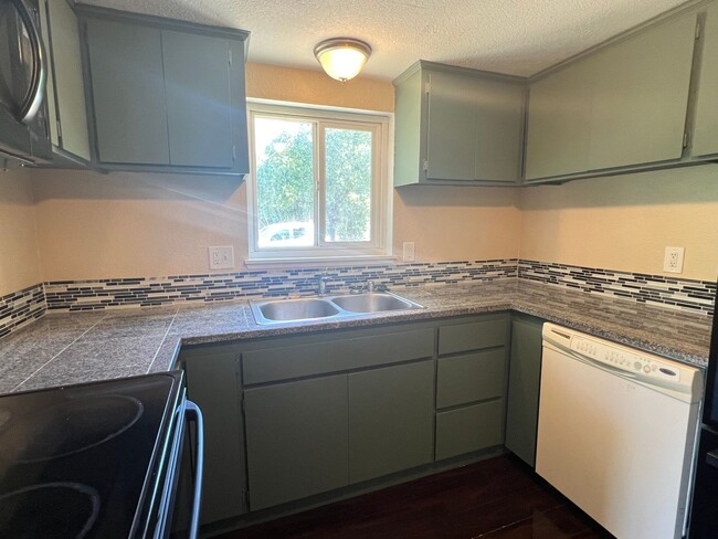 Building Photo - Two Bedroom One Bathroom Home in Lincoln