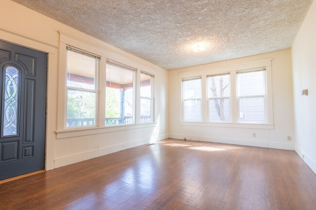 Building Photo - 4715 NE 17th Ave