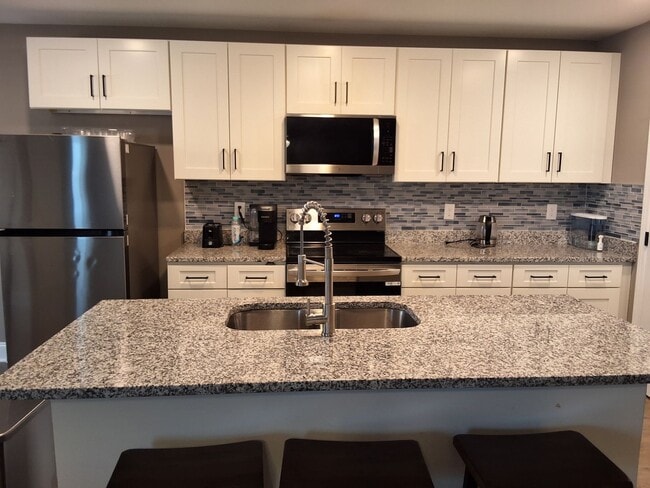 Building Photo - Knoxville 37921 - Fully Furnished - 3 bedroom, 2 bath home - Contact Sharon Arnwine (865) 313-7215