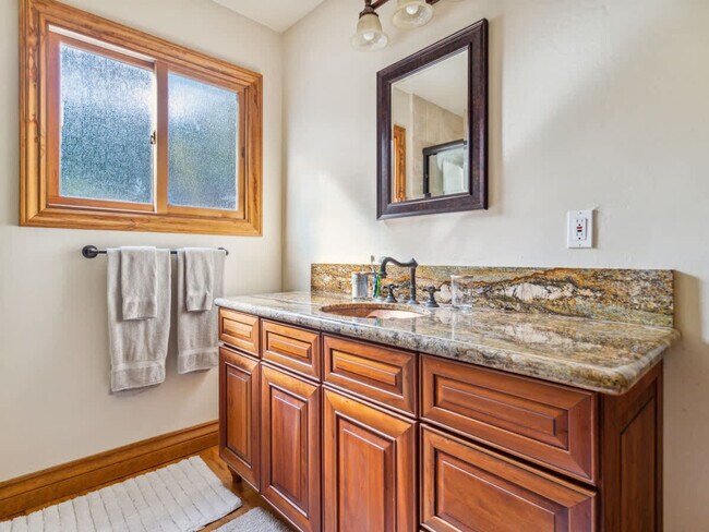 Building Photo - 751 Toyon Dr