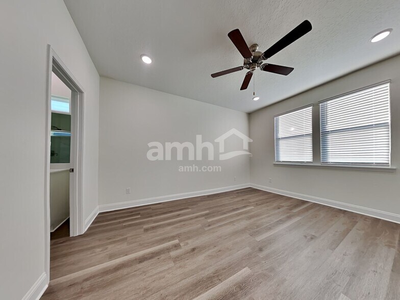 Building Photo - 11649 Hillside Dr