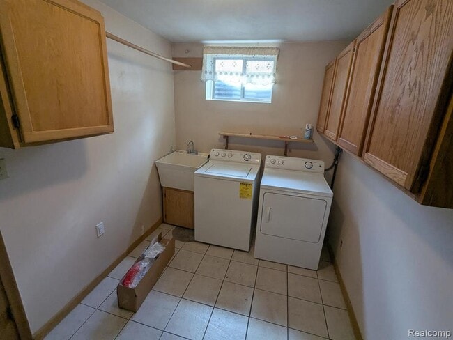 Building Photo - 5155 Greenview Dr