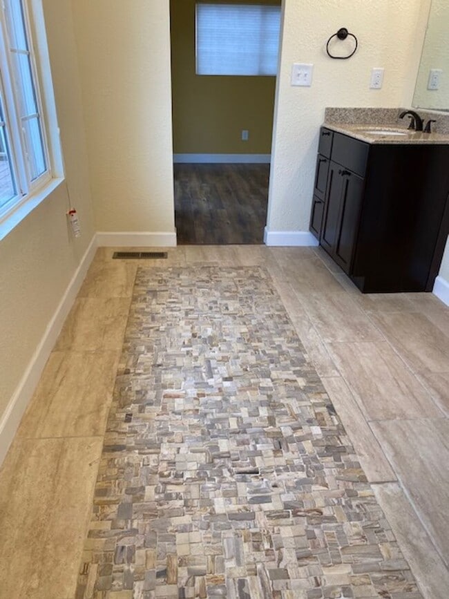 Building Photo - Pine Grove Home