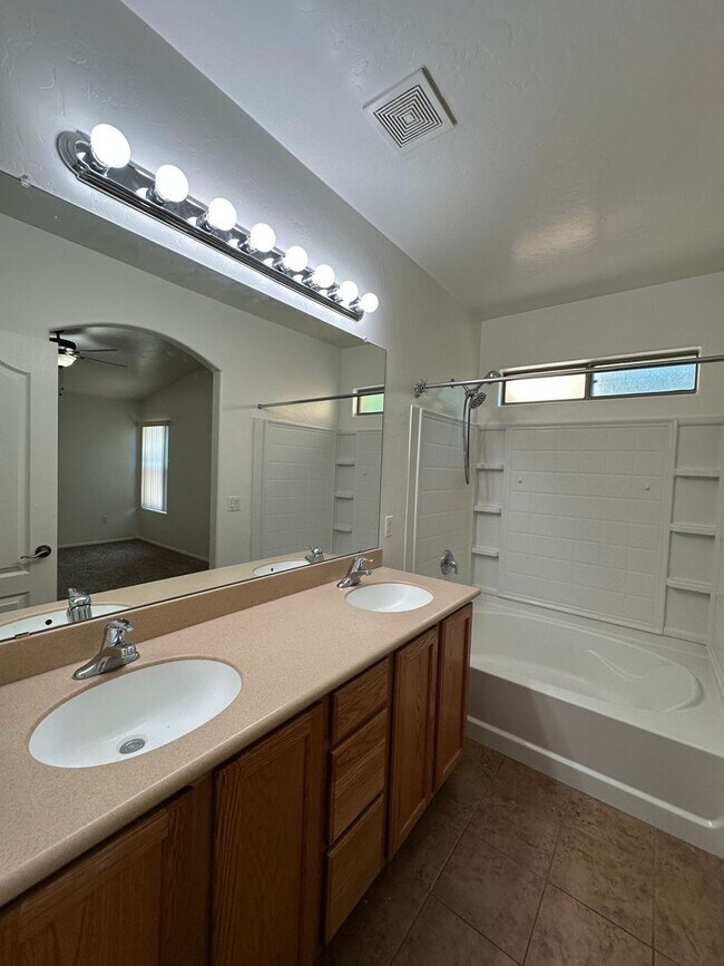 Building Photo - Beautiful 3 Bed 2 Bath House!!