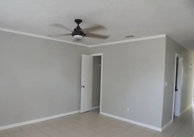 Building Photo - 2712 Oak Hammock Dr