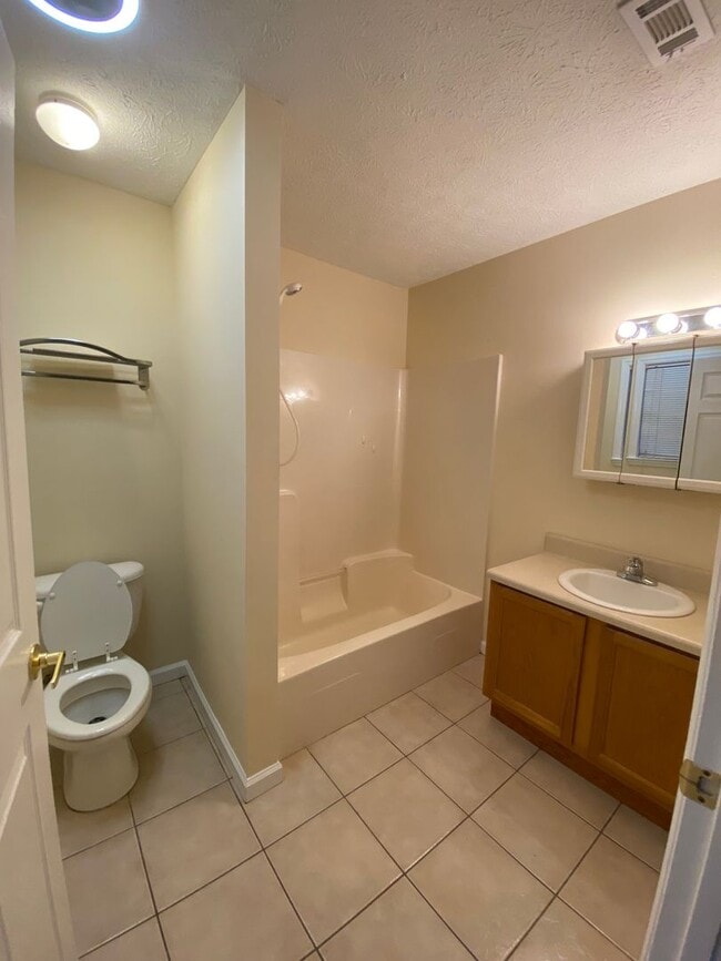 Building Photo - 2 Bdr/2bath townhome, great location!