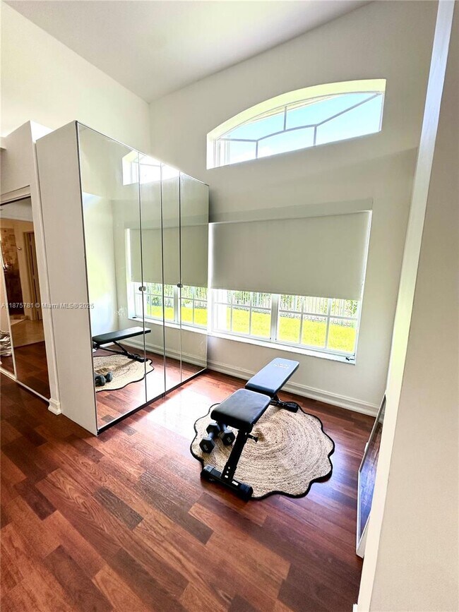 Building Photo - 656 Verona Pl