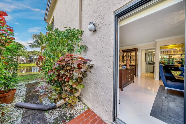 Building Photo - 9285 Vista del Lago