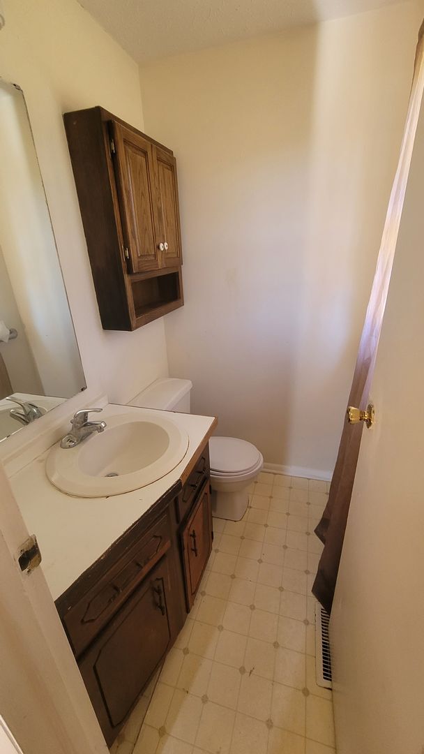 Building Photo - 3br Ranch home on large lot