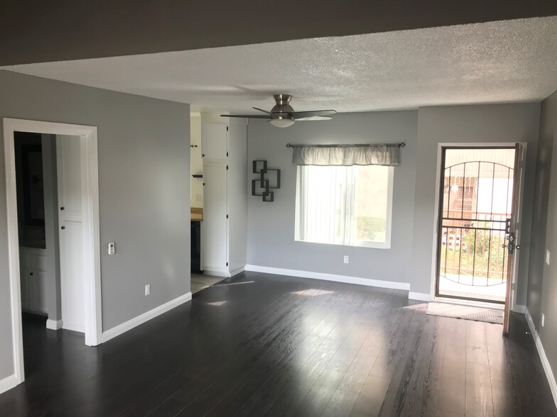 Livingroom & Entry Way - 6725 Mission Gorge Rd