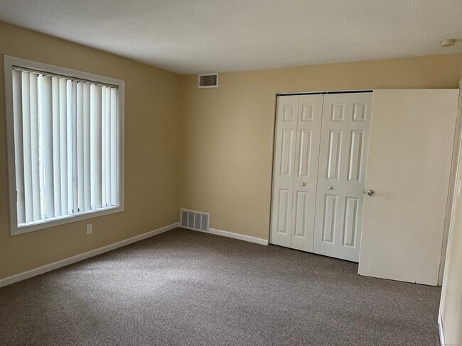 Building Photo - 25 Woodsedge Dr