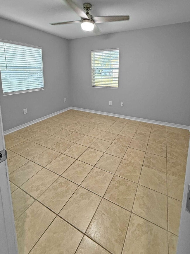 Building Photo - 5 Ellinor Ct