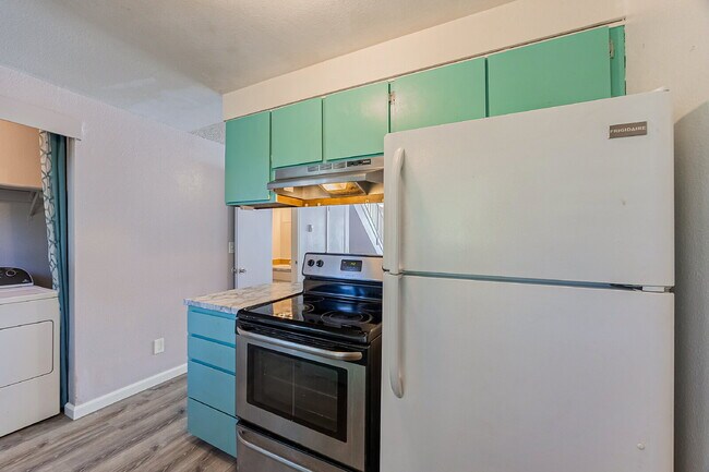 Building Photo - Available immediately, updated townhouse i...