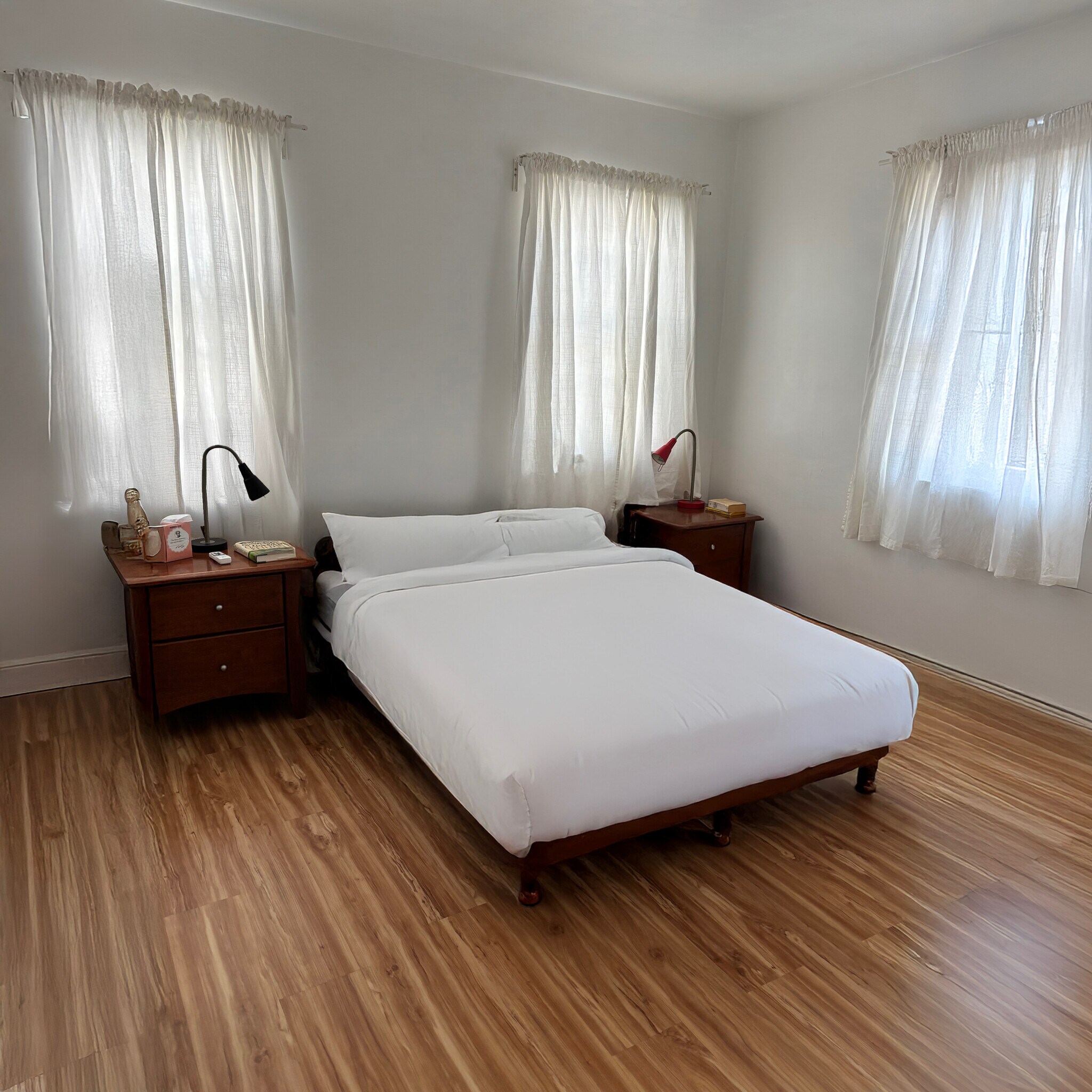 Queen sized bed in bedroom (unit is unfurnished). There is room for a king sized bed. - 936 Palms Blvd