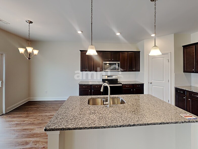 Building Photo - 1353 Lomond Dr