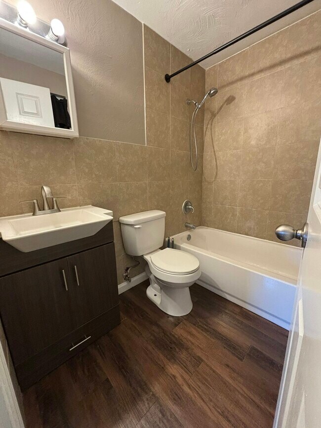 Building Photo - 117 Van Horne St