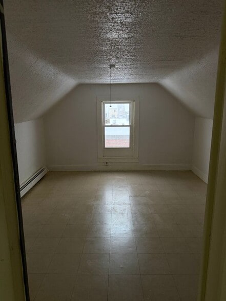 Building Photo - 19 Bunkerhill St