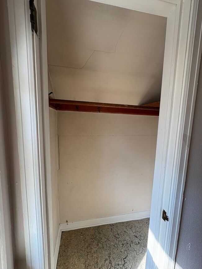 Building Photo - 2132 S 75th St