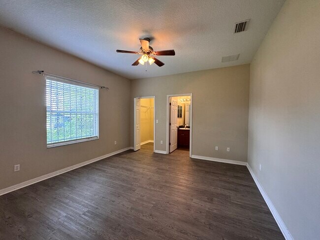Building Photo - Charming 3-Bedroom Home with Modern Update...