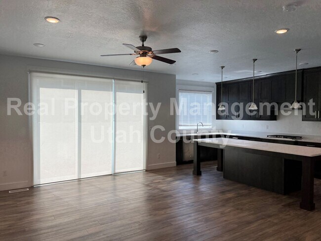 Building Photo - New Lower Price! Cute townhome in Highland