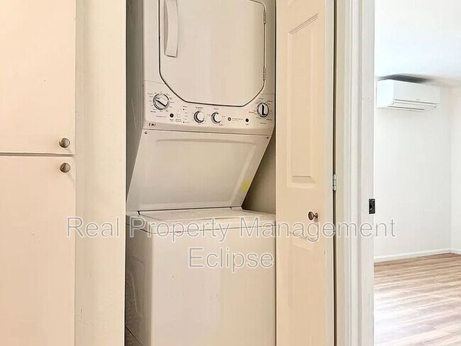 Building Photo - 295 NW Cherry Pl