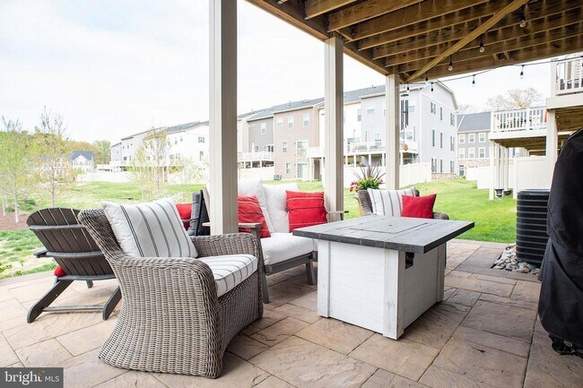 Building Photo - Stunning 3bd 2.5bth townhome in the Pondview community in Millersville.