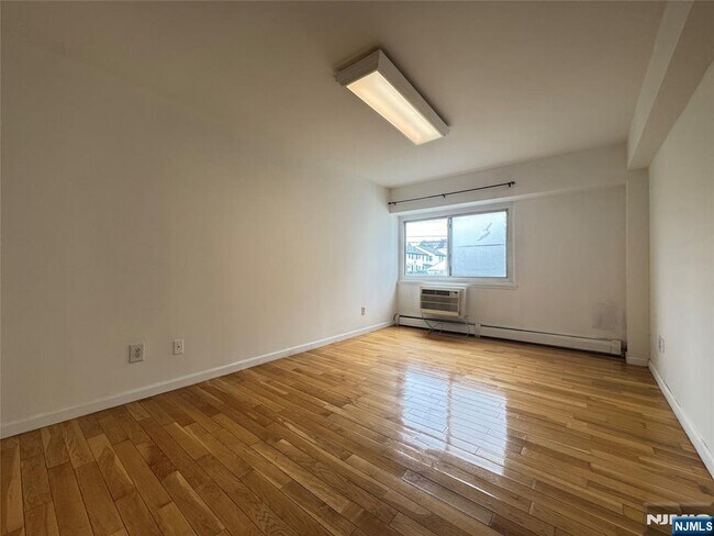 Building Photo - 333 Grand St