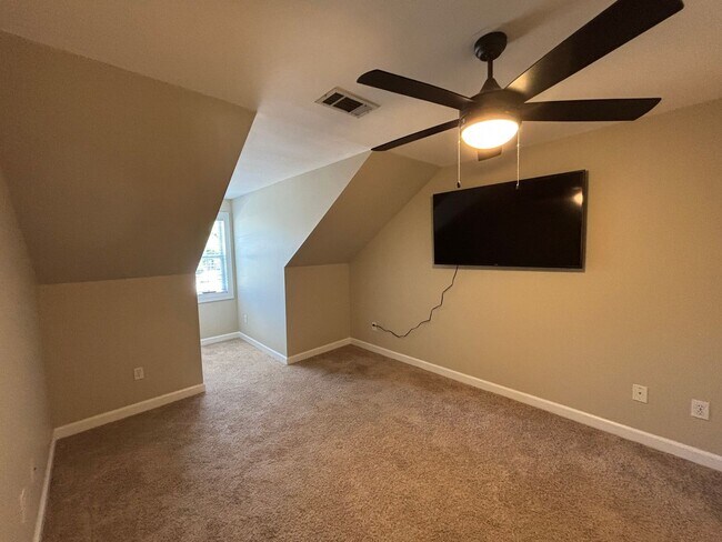 Building Photo - 3 Bed 2.5 Bath Town Home in Carleton Place ~ Students Welcome with Co-Signers!