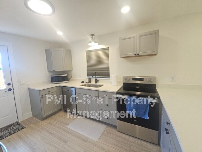 Building Photo - 913 W Hernandez St