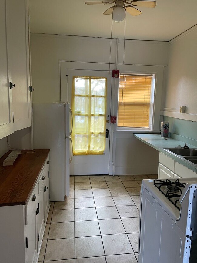 Building Photo - GrandAveW302-6