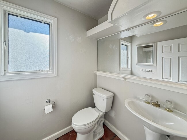 Building Photo - 3053 Quail Rd