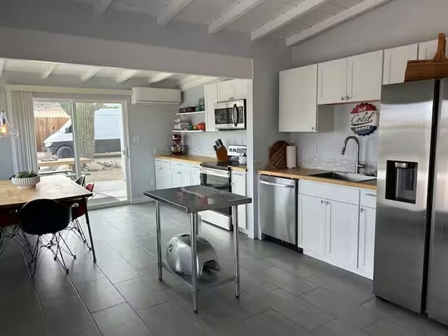 Building Photo - GORGEOUS 2 BED 2 BATH HOME WITH 1 BED 1 BA...