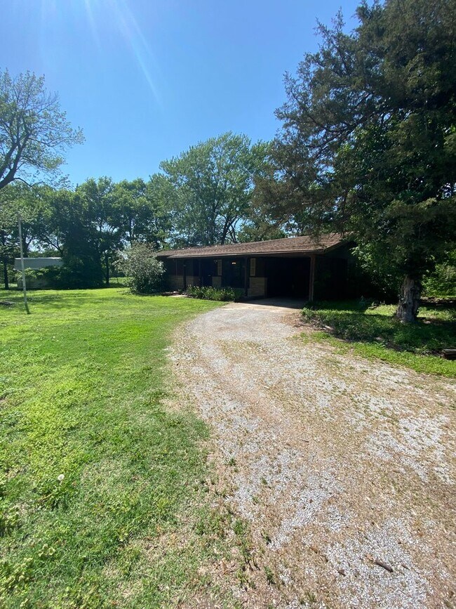 Building Photo - Country Living! Cute 2 bedroom 1 bath home...