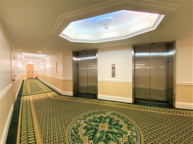 Building Photo - 1121 Crandon Blvd