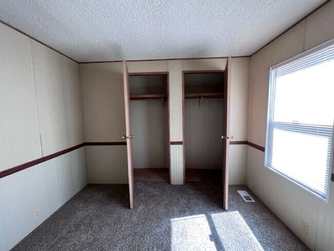 Building Photo - 3 Bedrooms, Includes Fenced Yard New carpe...