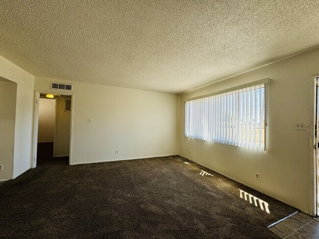 Building Photo - Conveniently Located Downstairs 2 bed, 1 b...