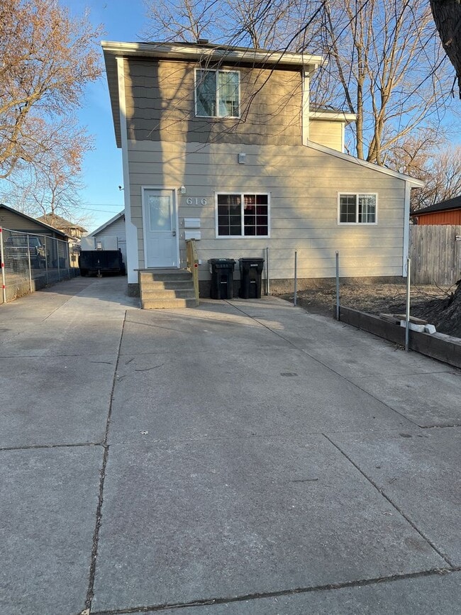 Building Photo - Spacious Fully Remodeled Ground Floor Duplex!