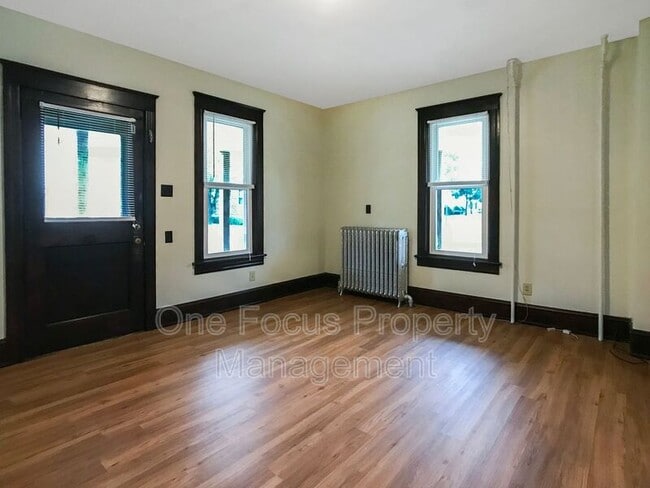 Building Photo - 132 Montour St N